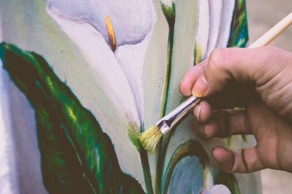 Person painting lilies (Photo: Jure Siric)